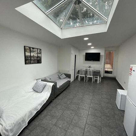 Stay Sa Equipped Studios Next To Uob And Qe! Birmingham Eksteriør billede