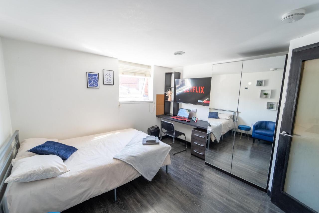 Stay Sa Equipped Studios Next To Uob And Qe! Birmingham Eksteriør billede