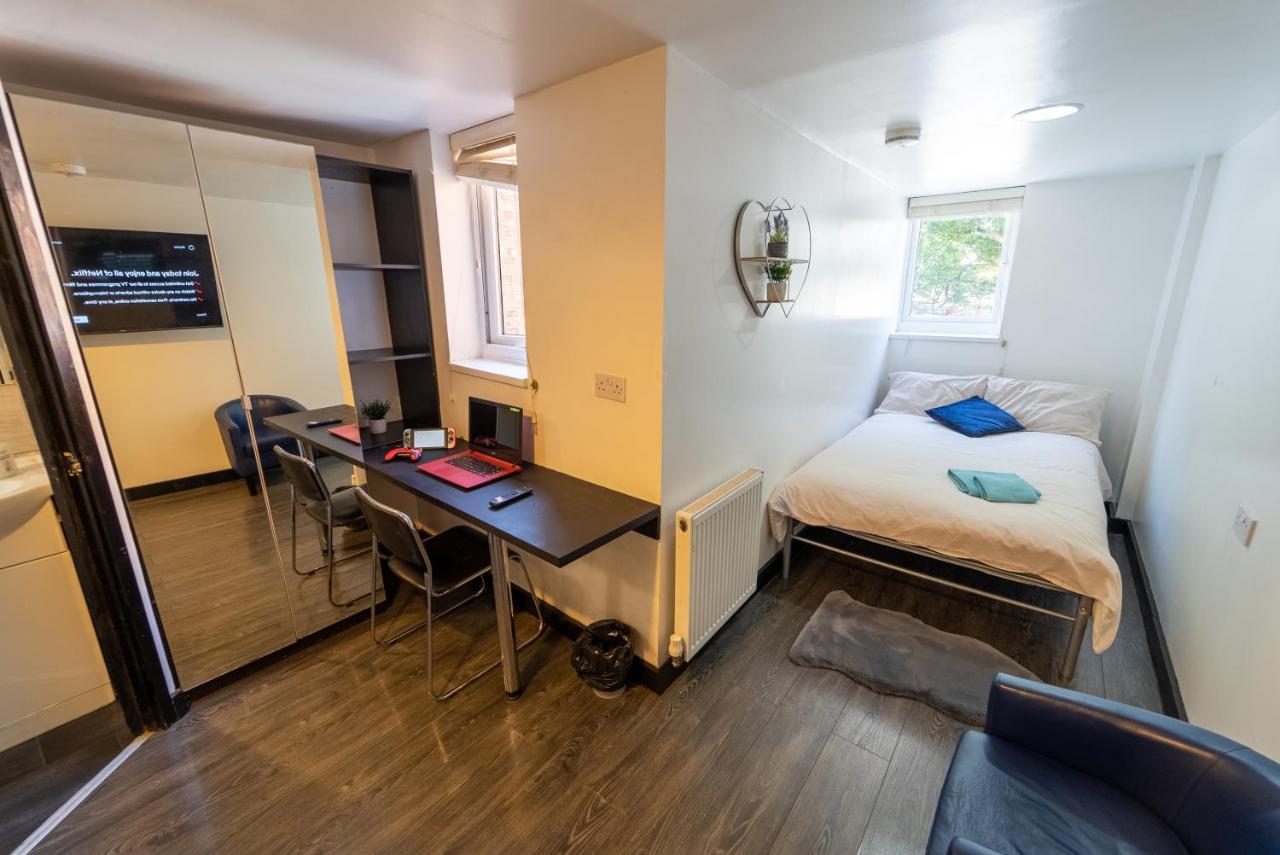Stay Sa Equipped Studios Next To Uob And Qe! Birmingham Eksteriør billede